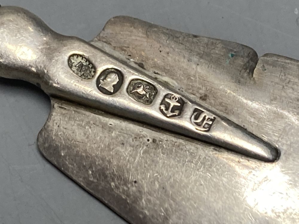 A late Victorian silver mounted ribbed glass match strike, Birmingham, 1896, height 63mm & 3 other items.